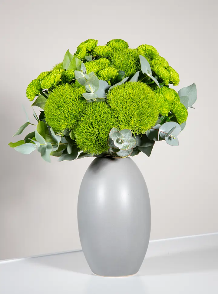 Bouquet verde in vaso grigio